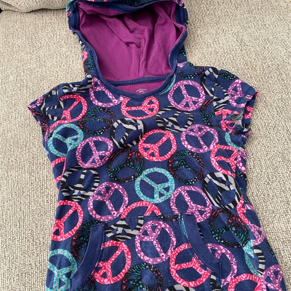Girls shirt sleeve shirt with hood.